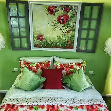 Life Style In A Boutique In University Square Apartment
