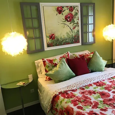 Life Style In A Boutique In University Square Apartment