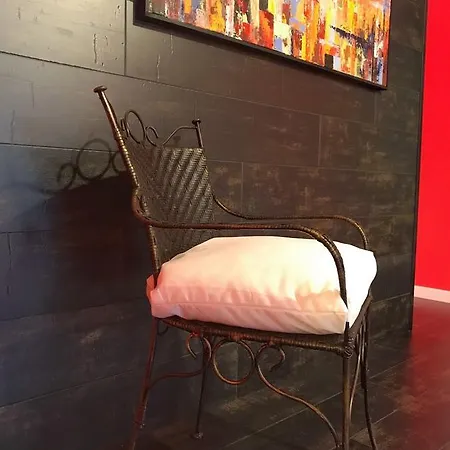 Life Style In A Boutique In University Square Apartment *